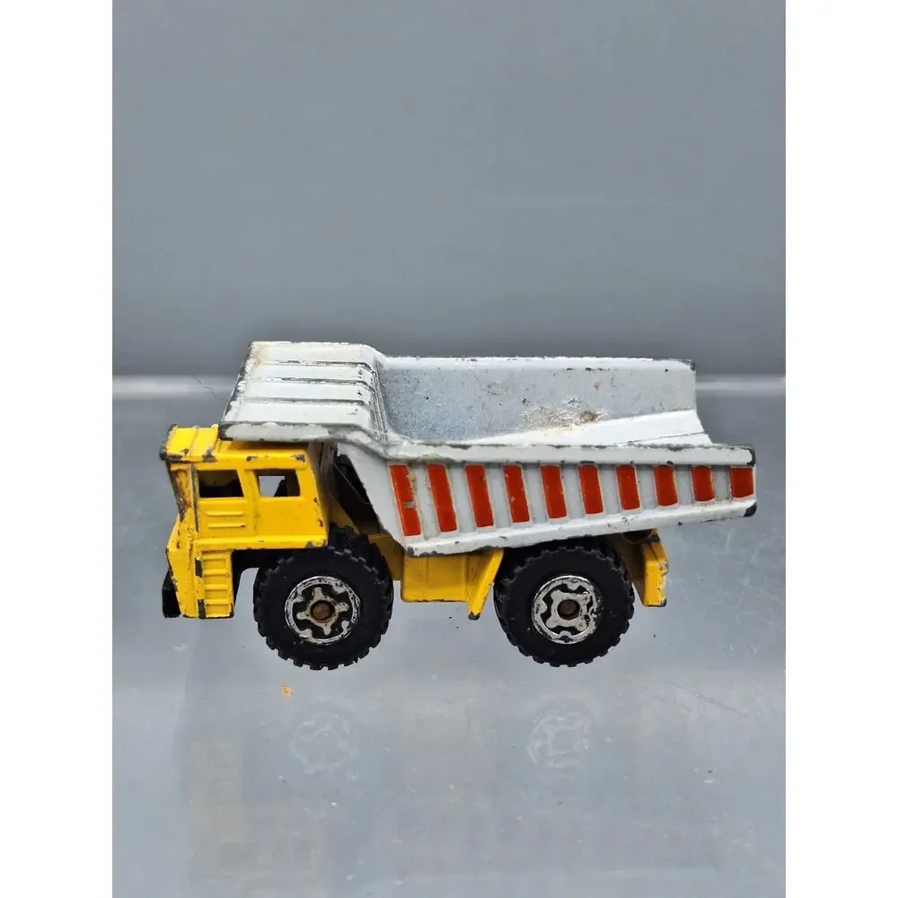 Vintage~1989 Matchbox Int'l LTD~Dump Truck~Yellow with Grey Bed ~1:140